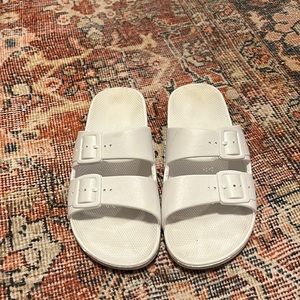 Freedom Moses white sandals size 8/9